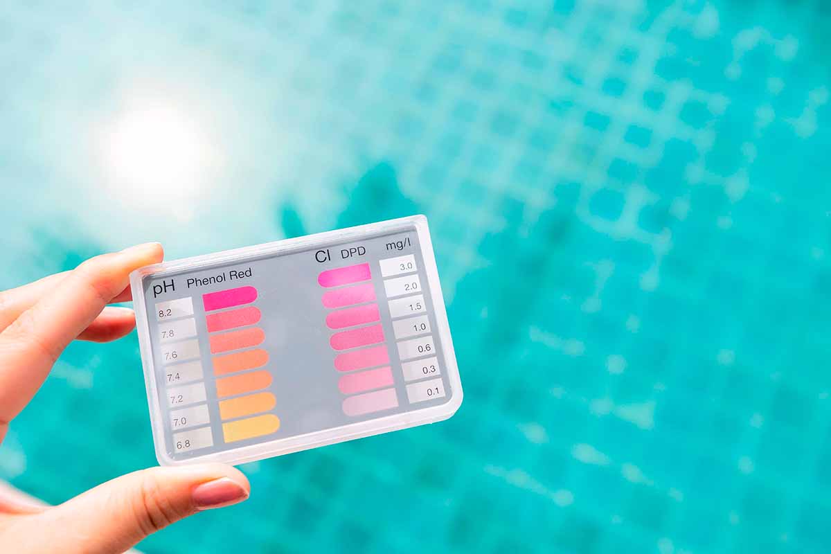 Testovacie prúžky na vodu v bazéne na analýzu hodnoty pH a obsahu chlóru