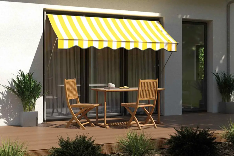 Terasa s markízou, záhradným stolom a stoličkami