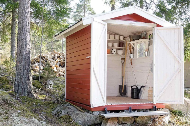 Priestranná záhradná búda s policami a záhradným náradím