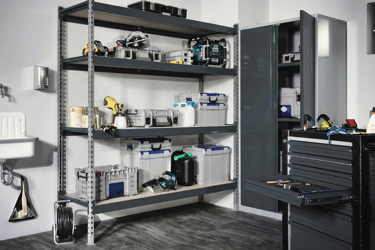 Dielňa s regálmi, skrinkou na náradie a náradím na skladovanie