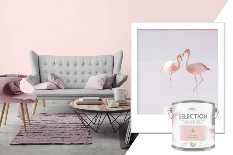 Obývacia izba so sivou pohovkou, stoličkou, kobercom a vedierkom farby Style Color Selection
