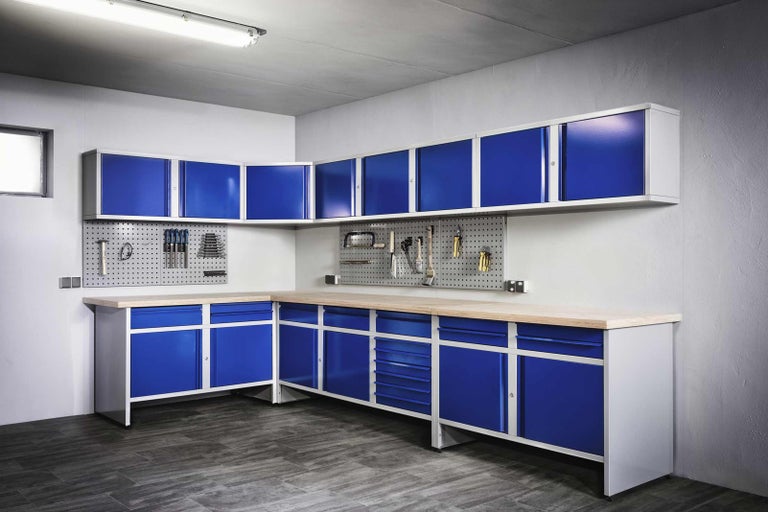 Vybavenie dielne s ponkom, závesnými skrinkami a dierovanou stenou na náradie