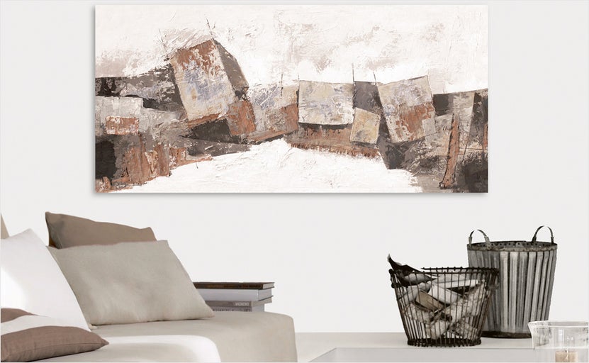 Obraz s abstraktným motívom nad pohovkou a dekorácie