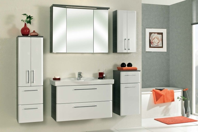 Kúpeľňa s umývadlom, zrkadlovou skrinkou a vysokými skrinkami