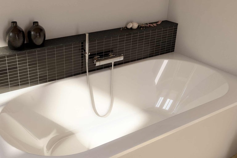 Biela kúpeľňa s vaňou, armatúrou a dekoráciou