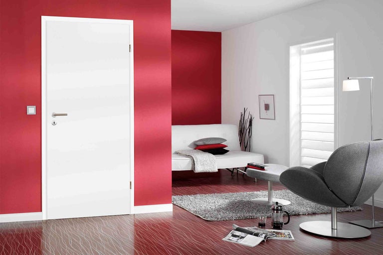 Obývacia izba s bielymi interiérovými dverami, posedením a dekoratívnymi prvkami.