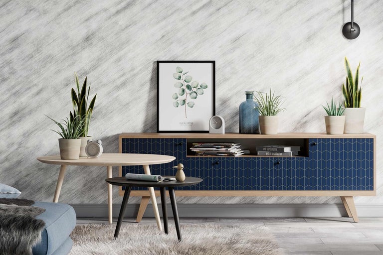 Obývacia izba s komodou, konferenčným stolíkom a dekoráciami