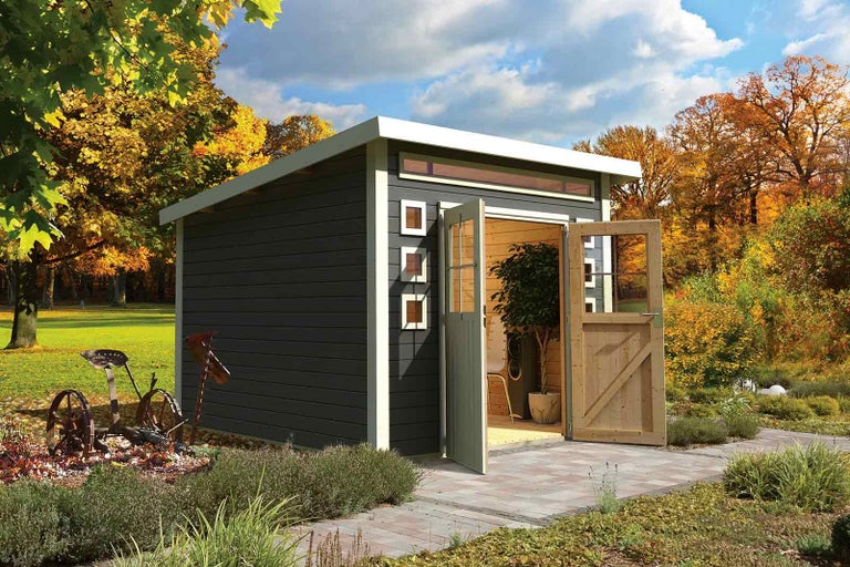 Záhradný domček s otvorenými dvojkrídlovými dverami v záhrade