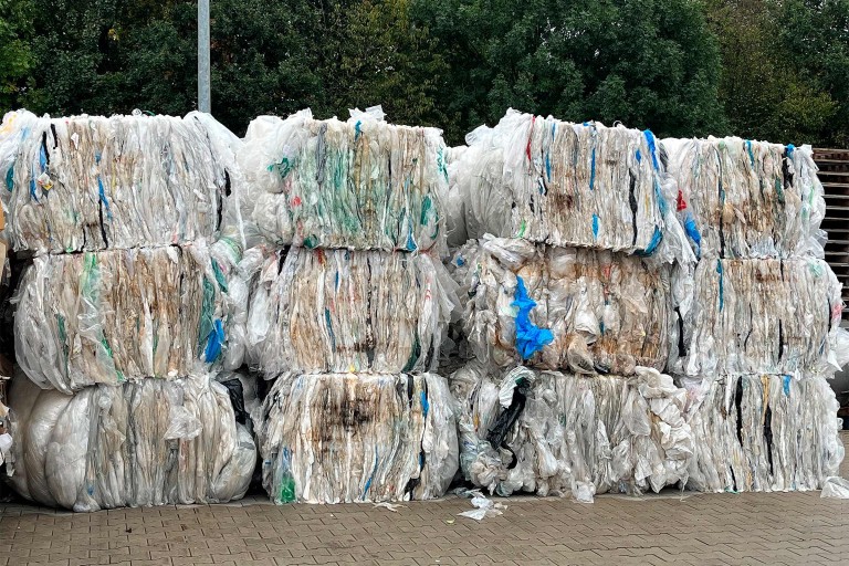 Naskladané, zviazané vrecia na odpadky na recykláciu