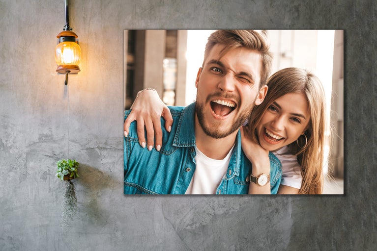 Nástenná maľba so smejúcim sa párom na betónovej stene