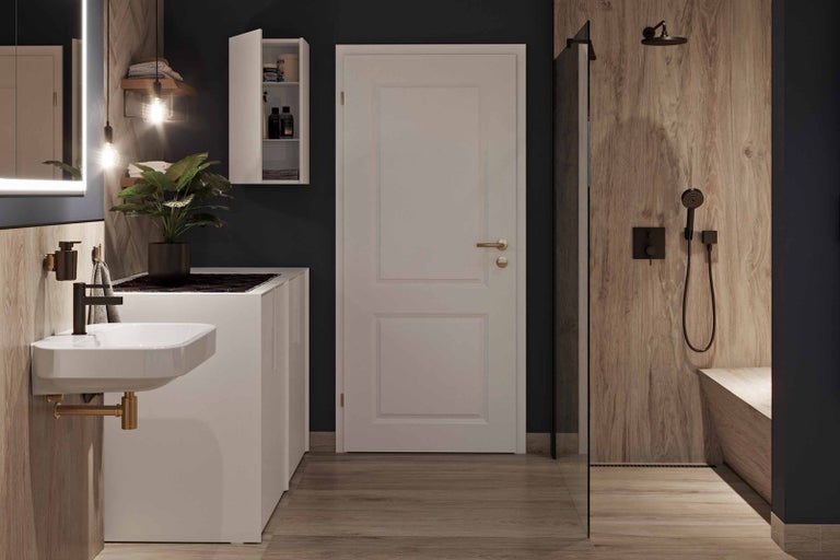 Moderná kúpeľňa s umývadlom, zrkadlovou skrinkou, sprchou a dverami