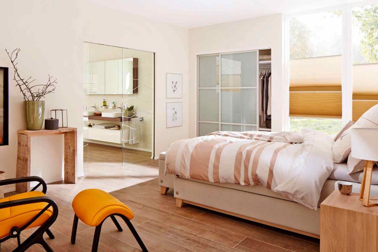 Svetlá spálňa s posteľou, posuvné dvere do šatne a kúpeľne