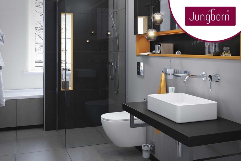 Moderná kúpeľňa so sprchou, umývadlom, toaletou a sivou dlažbou.