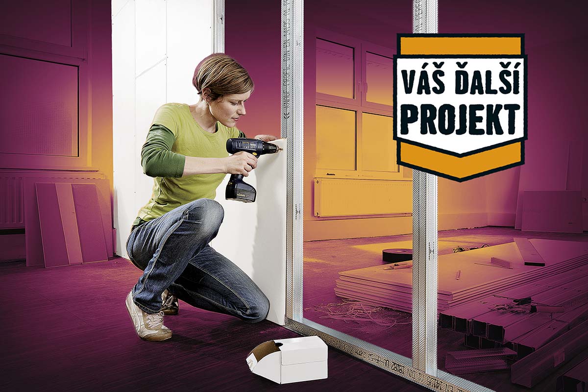 Žena pracuje na projekte suchej výstavby s akumulátorovým skrutkovačom.