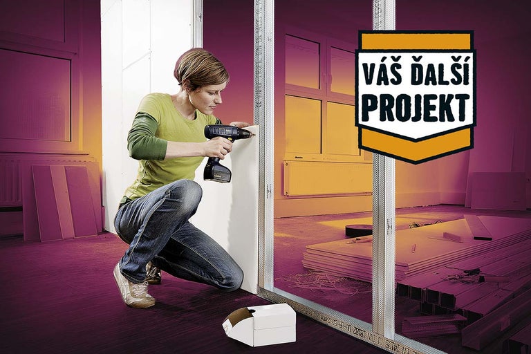 Žena pracuje na projekte suchej výstavby s akumulátorovým skrutkovačom.