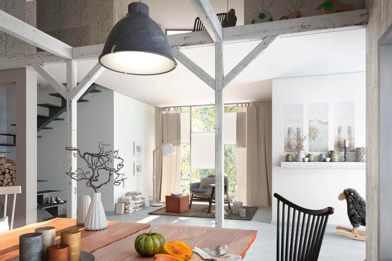 Obývacia izba s jedálenským stolom, stoličkami a dekoráciami vo svetlom prostredí