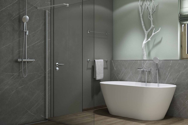 Moderná kúpeľňa s voľne stojacou vaňou, sprchou a držiakmi na uteráky.