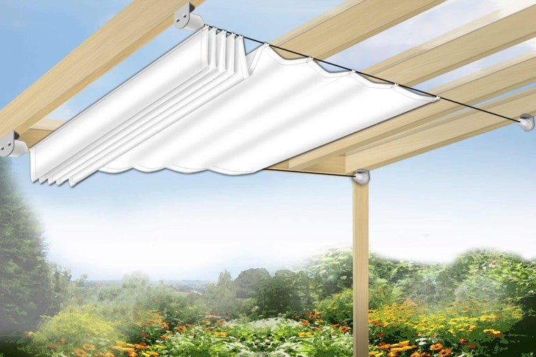 Pergola so slnečnou roletou v záhrade