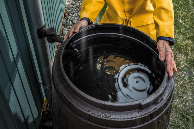Napĺňanie suda na dažďovú vodu dažďovou vodou zo zvodu odkvapu
