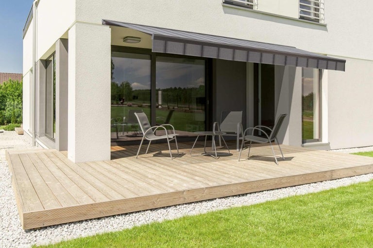 Terasa s markízou, záhradným nábytkom a drevenou podlahou