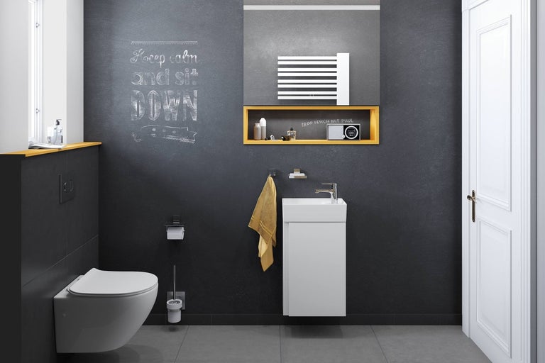 Moderná kúpeľňa s toaletou, umývadlom a zrkadlom