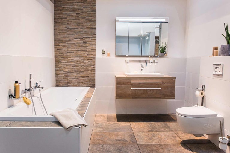 Kúpeľňa s vaňou, umývadlom, zrkadlovou skrinkou a toaletou vo svetlom dizajne