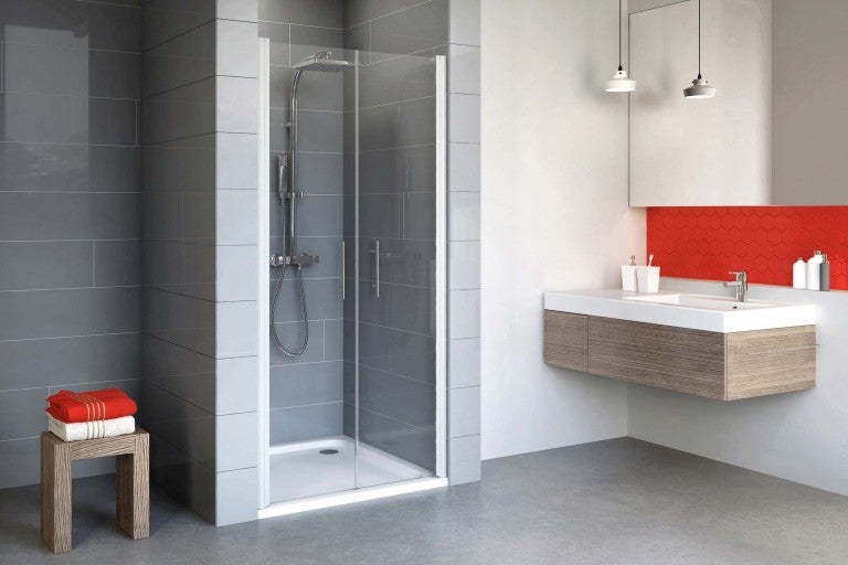 Moderná kúpeľňa so sprchovacím kútom, umývadlom a uterákmi