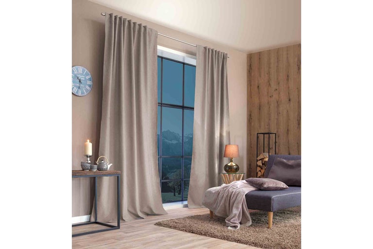 Obývacia izba so závesmi, pohovkou a dekoráciami pre útulnú atmosféru