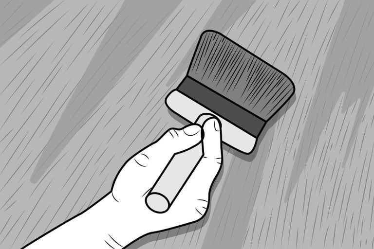 Ruka, krieda a označovací štetec na drevenom pozadí