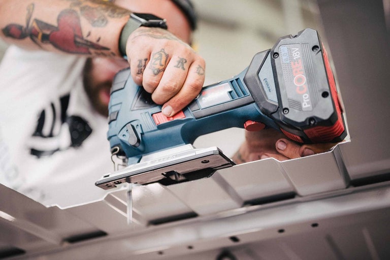 Akumulátorová priamočiara píla pri rezaní obrobku