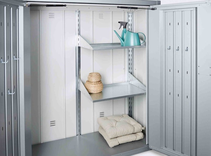 Otvorená skriňa na náradie s policami, kanvou, košmi a vankúšmi