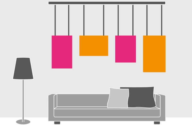 Obývacia izba so závesným svietidlom, stojacou lampou a pohovkou