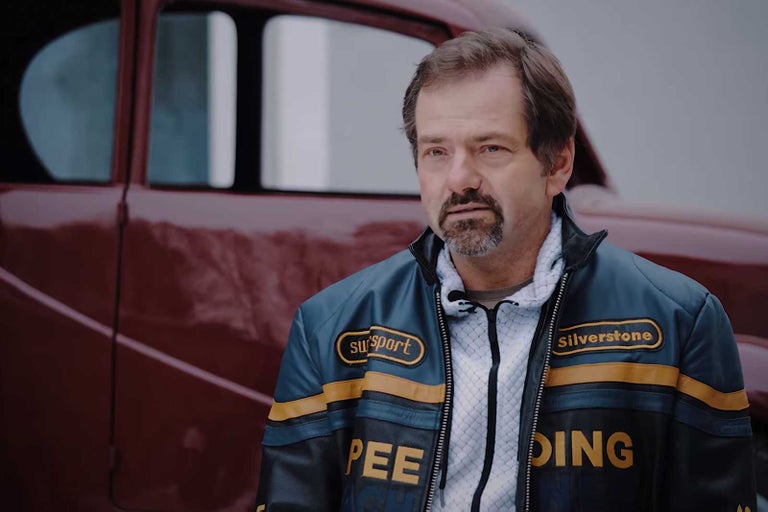 Muž s bundou pred veteránom