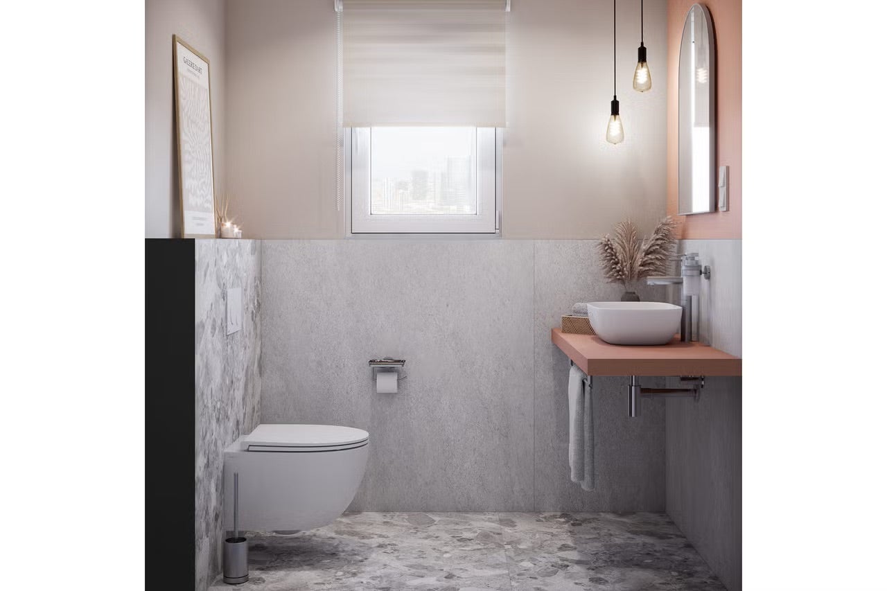 Moderná kúpeľňa so závesným WC, umývadlom a zrkadlom