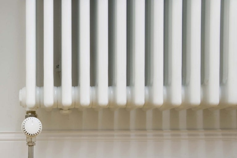Radiátor s termostatickým ventilom pred stenou