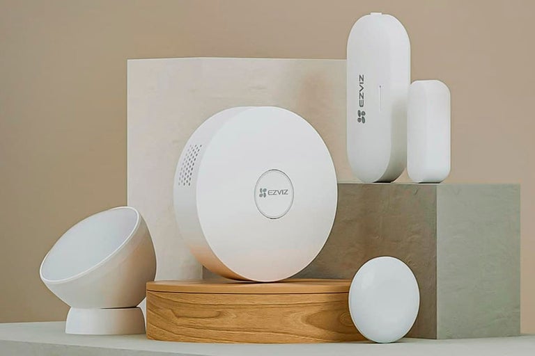EZVIZ alarmový systém s rôznymi senzormi a rozbočovačom
