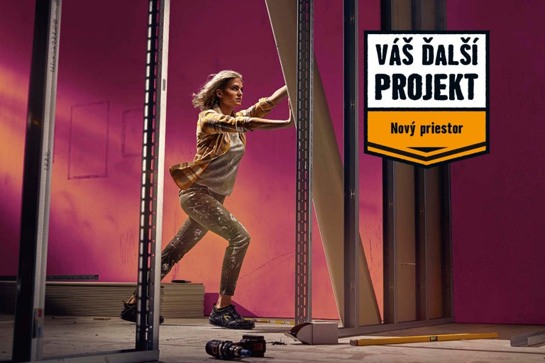 Žena pracuje na kovových stojanoch pre stavebný projekt v miestnosti