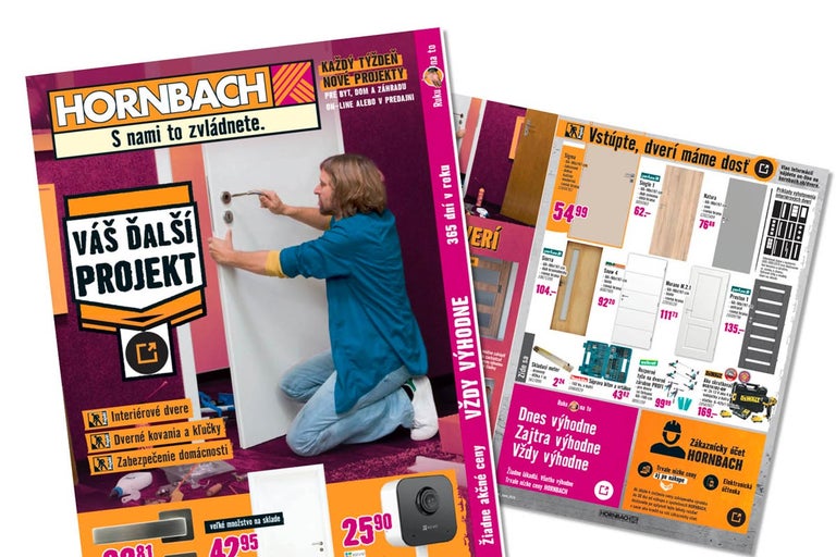 Leták Hornbach s interiérovými dverami, kovaním a náradím, zobrazujúci muža pri montáži kľučky na biele dvere.