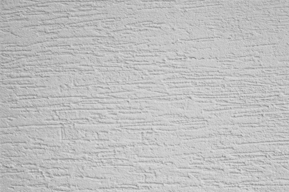 Detail steny s hrubou omietkou