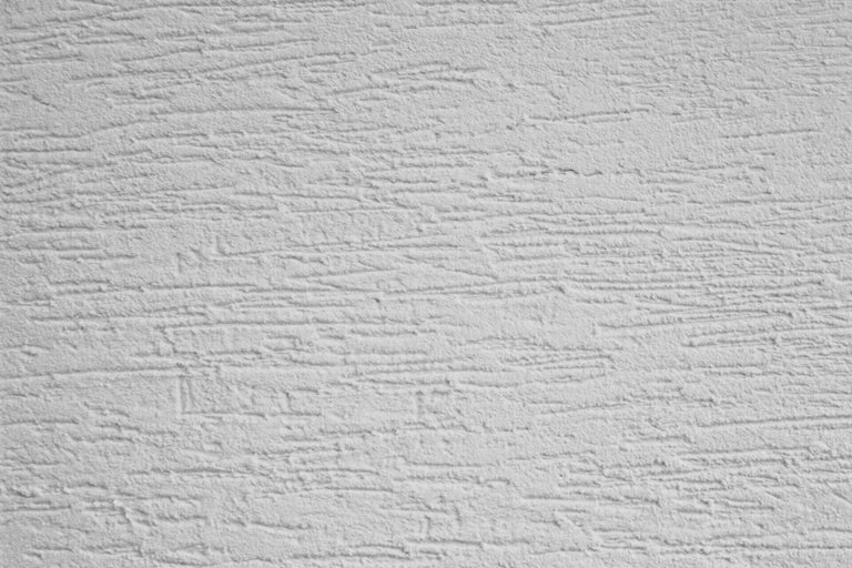 Detail steny s hrubou omietkou