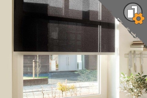 Čierna roleta v okne pre ochranu proti slnku a zatemnenie