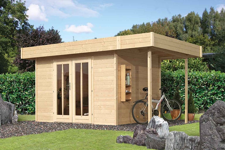 Drevený záhradný domček s dvojkrídlovými dverami a krytou terasou vedľa bicykla