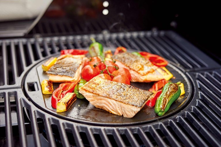 Grilovaný losos so zeleninou na grilovacej doske