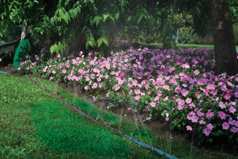 Zavlažovací systém pre záhradu s kvetinovým záhonom a trávnikom