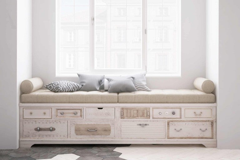 Lavica pri okne s úložným priestorom, vankúše a zásuvky