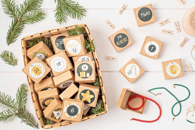 DIY adventný kalendár s malými škatuľkami v košíku