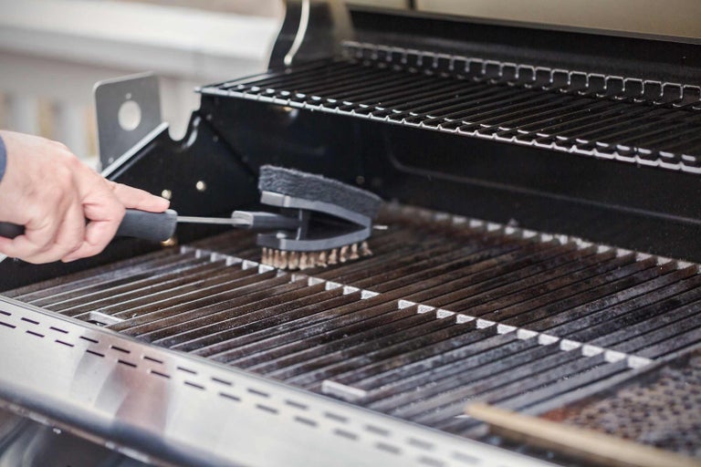 Čistenie grilovacieho roštu pomocou grilovacej kefy
