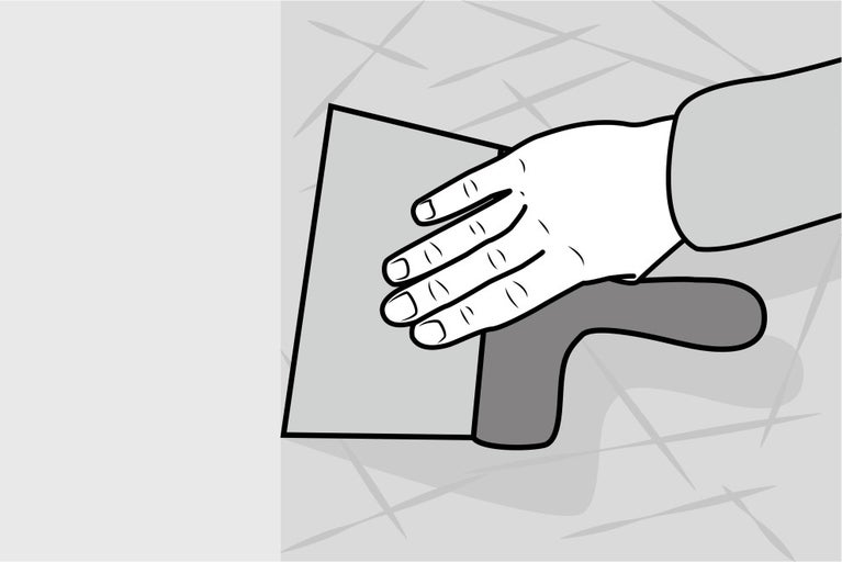 Ruka s murárskou lyžicou na nanášanie malty