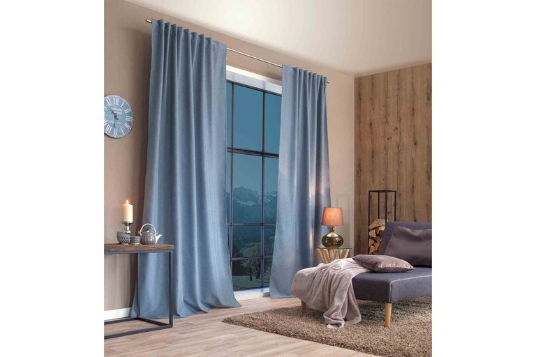 Obývacia izba s okennou dekoráciou pozostávajúcou zo závesov na záclonovej tyči