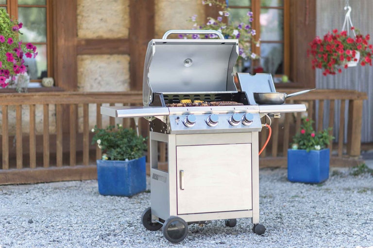 Gril s jedlom na záhrade